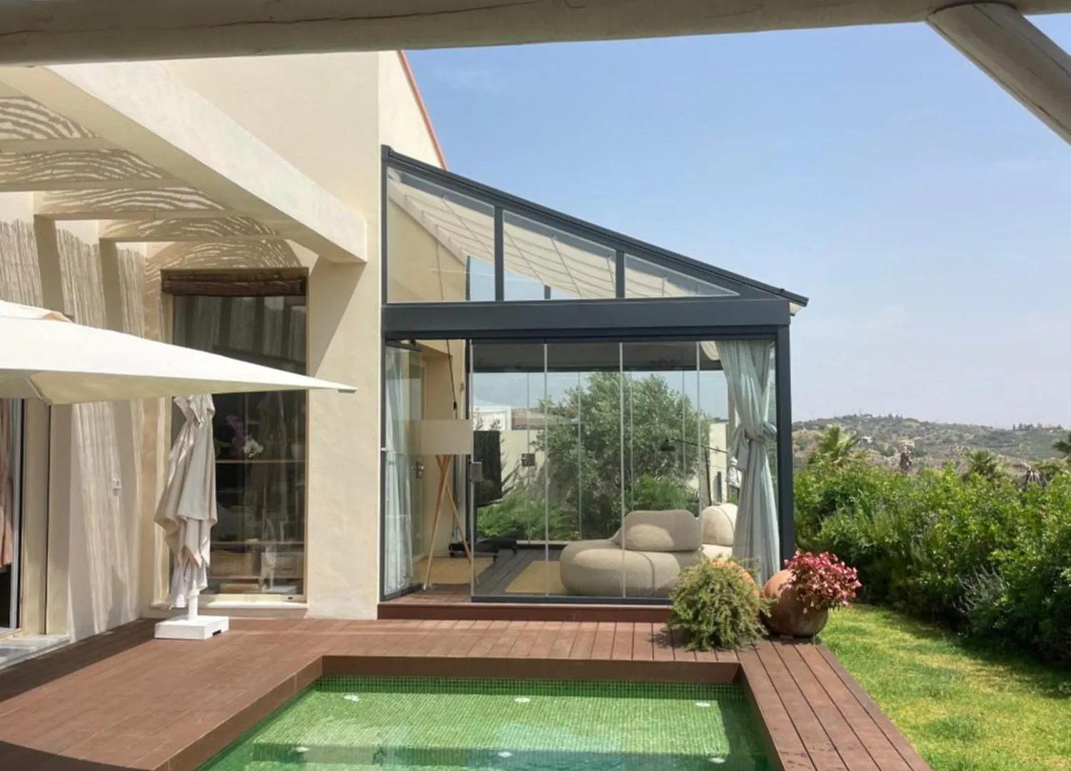 Beautiful New Home & Pool Mountain View Coin Holiday home