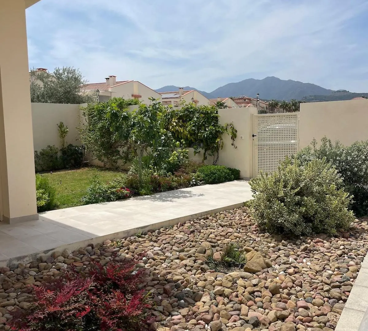 Beautiful New Home & Pool Mountain View Coin Holiday home