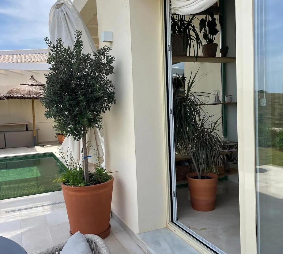 Beautiful New Home & Pool Mountain View Coin Holiday home