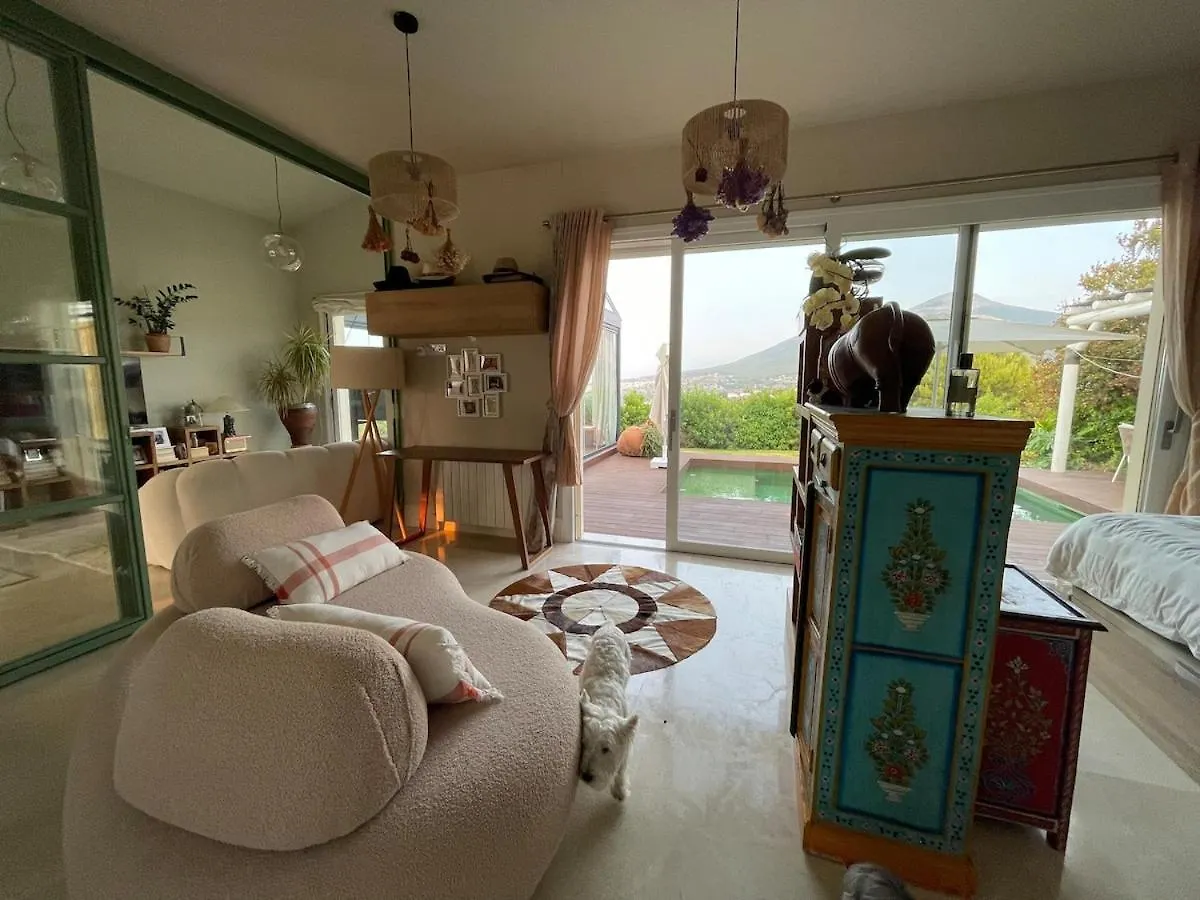 Beautiful New Home & Pool Mountain View Coin Holiday home